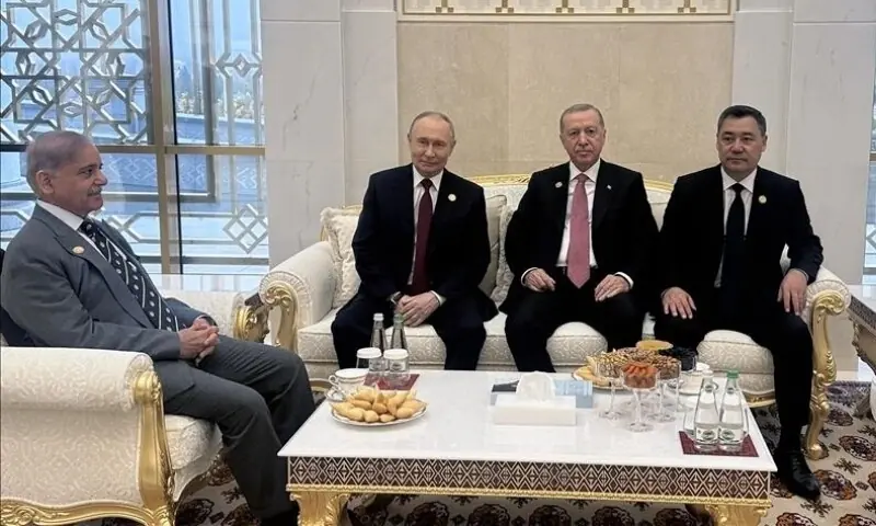 شہباز شریف اور پیوتن میں انتہائی گرم جوشی سے مصافہ۔ دیر تک ہاتھ تھامے کھڑے رہے، وڈیو وائرل